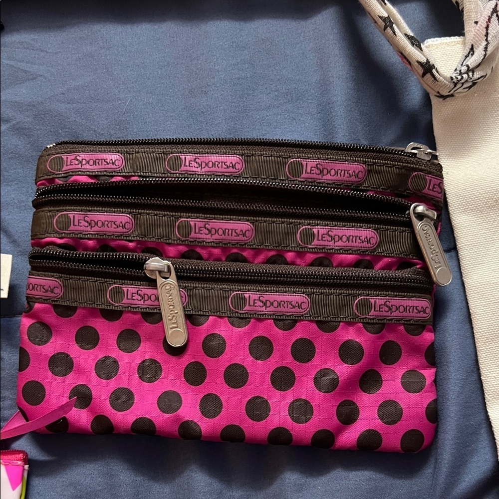 An Assortment of tote and small bags - Picture 4 of 8